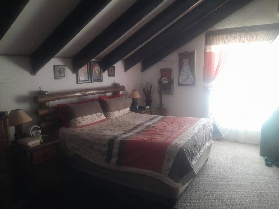 5 Bedroom Property for Sale in Heuwelsig North West